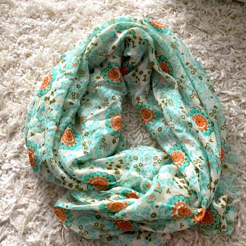 Maurice’s scarf or shawl